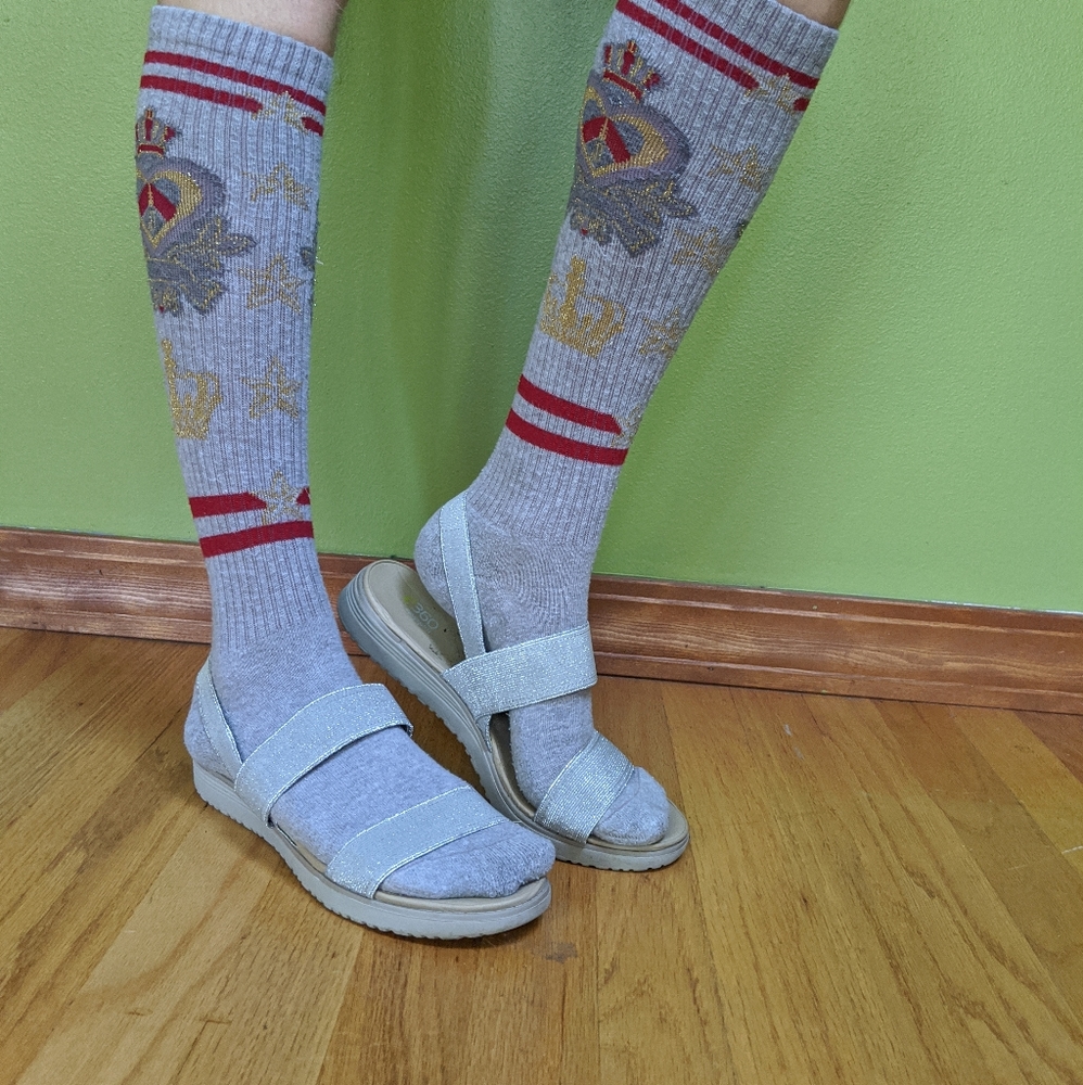 Sparkly silver sandals, east elastic!